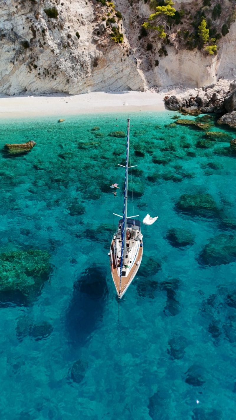 Le voilier Matilda au mouillage dans une crique turquoise des îles grecques